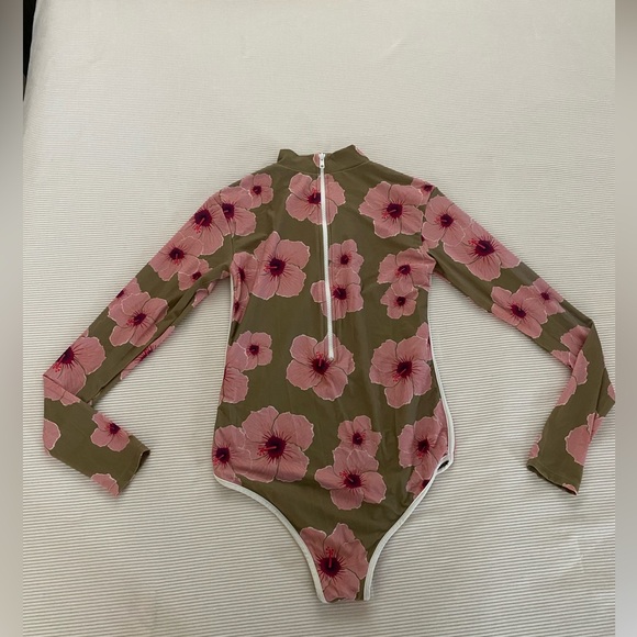 ACACIA EHUKAI - Picture 2 of 4